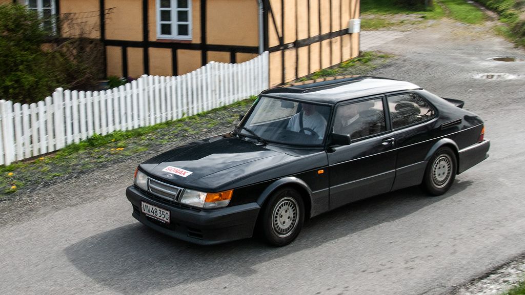 Den flotte sorte SAAB 900 med Harald Welm, Tommerup og Kenneth Welm, Birkerød var vinder af begynderklassen
(Foto: rallypics.dk / Viggo Johansen)